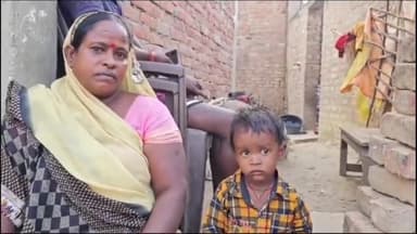 इकौना: इकौना बस स्टॉप पर मिला 4 साल का लावारिस बच्चा जो सही से अपना नाम व पता नहीं बता पा रहा है