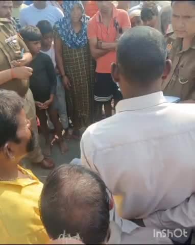 घिरोर ग्राम कलहोर के सामने रोड पर खड़े अधेड़ की अज्ञात बोलेरो की टक्कर से हुई मौके पर मौत मौकेपर पहुंची पुलिस शव को