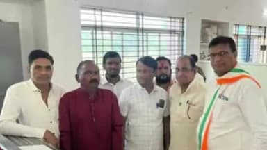 जावरा: कांग्रेस के बड़े नेताओं द्वारा फोन कर मनाए जाने पर जावरा में पार्टी के बागी नेता डीपी धाकड़ ने नामांकन फॉर्म लिया वापस