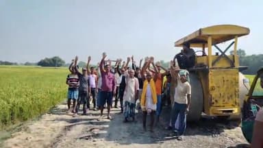 सिकटी: गिलावाड़ी गांव के ग्रामीणों ने सड़क निर्माण कार्य को रोका, संवेदक के खिलाफ किया प्रदर्शन