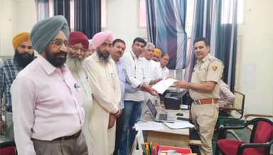 रतिया: नगर पालिका कार्यालय में सचिन ने ली बैठक, अतिक्रमण करने वाले वाहन चालकों के घर भेजा जाएगा चालान