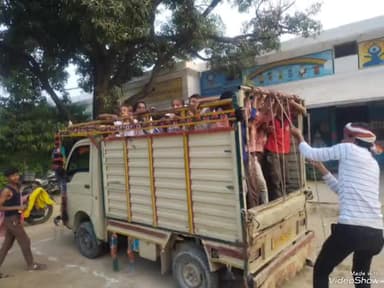 चुनार: पूर्व माध्यमिक विद्यालय आही के 30 छात्रों को मैजिक वाहन में ठूंसकर लाया गया कछवा, तस्वीर वायरल होने पर लोगों ने की निंदा