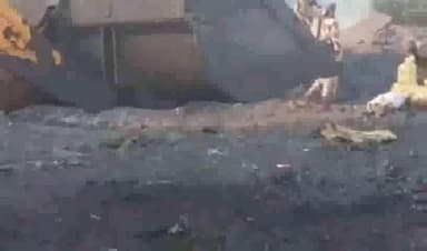 धनबाद/केंदुआडीह: धनसार थाना क्षेत्र के पतराकुली क्षेत्र में अवैध कोयला डिपो पर पुलिस ने मारा छापा, अवैध कोयला जब्त