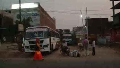 उरई: कोतवाली क्षेत्र के कोच रोड पर ट्रैफिक पुलिस की कर प्रणाली पर उठे सवाल अवैध रूप से बना प्राइवेट बस स्टैंड।