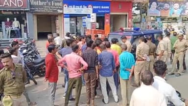 मऊरानीपुर: बाइक सवार नकाबपोश बदमाशों ने एक्सिस बैंक के सामने दिनदहाड़े लाखों रुपए की लूट की, मौके पर पहुंची पुलिस