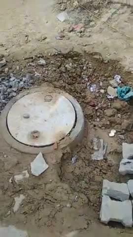 कालीकुत्ती के गंगा दोहरा गली में जानलेवा साबित हो रहा सीवर लाइन का चैंबर, धँस रही सड़कें, लोग परेशान, जिला प्रशासन मौन।