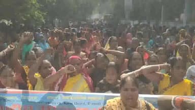 आरा: मानदेय बढ़ाने सहित अन्य माँगों को लेकर रसोइया संघ की महिलाओं ने सड़क जाम कर डीएम कार्यालय का किया घेराव