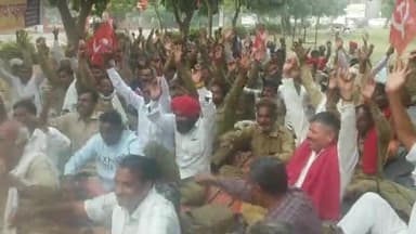 सिरसा: ग्रामीण सफाई कर्मचारी यूनियन ने मांगों को लेकर बरनाला रोड लघुसचिवालय में डाला दो दिवसीय पडाव, सरकार के खिलाफ की नारेबाजी