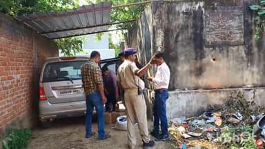 गढ़वा: जोबरईया गांव में उत्पाद अधीक्षक ने छापेमारी अभियान चलाकर घर के पास खड़ी कार से भारी मात्रा में नकली व अवैध शराब की बरामद