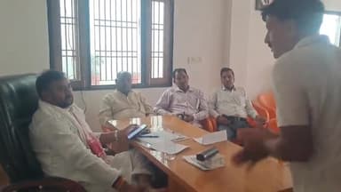 बुलंदशहर: डॉ भोला सिंह ने यमुना पुरम स्थित अपने आवास पर सुनी लोगों की समस्याएँ, निस्तारण हेतु अधिकारियों को दिए निर्देश