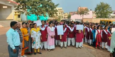 सिहोरा: वार्ड नंबर 11 में छात्राओं में रैली निकालकर मत का उपयोग करने का दिया संदेश