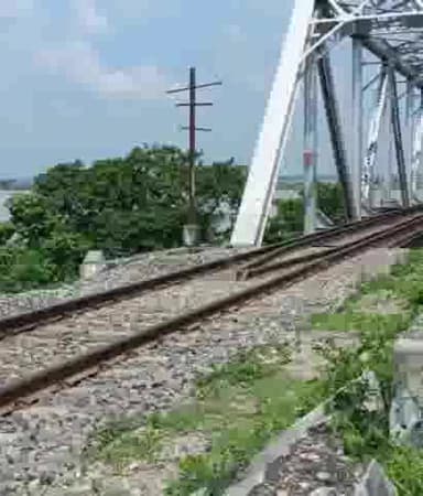 खड्डा: पनियहवा पुल से नदी में गिरा 10 वर्षीय बालक, खड्डा पुलिस ने बचाई बालक की जान