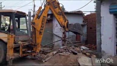 धौलपुर: धुलकोट रोड पर बिना परमिशन बनाई जा रही 2 दुकानों को किया गया ध्वस्त, स्वीकृति के बिना निर्माण न करने की दी चेतावनी