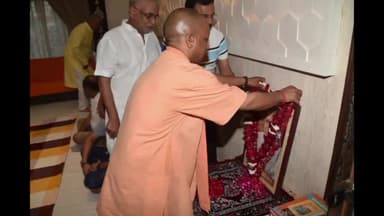 गोरखपुर: मुख्यमंत्री योगी आदित्यनाथ ने मोहद्दीपुर स्थित बैजनाथ अग्रवाल व तोशीबा आनंद के आवास पहुंचकर दी श्रद्धांजलि