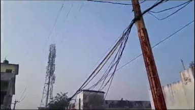 गोरखपुर: महानगर के बडगू टावर के पास एक हफ्ते से बिजली का तार बीच रोड में गिरा कभी भी हो सकता है बड़ा हादसा