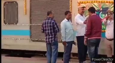 कहरा: 50 वर्ष पूरे होने के उपलक्ष्य में सहरसा जंक्शन से वैशाली सुपरफास्ट एक्सप्रेस ट्रेन को सजाकर दिल्ली के लिए किया गया रवाना