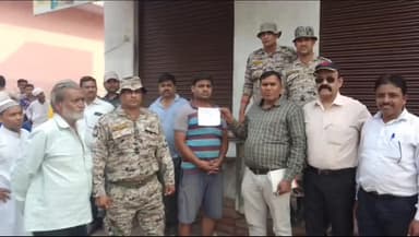 एत्मादपुर: फाउंड्री नगर में प्रतिबंधित पॉलीथिन के खिलाफ चलाया गया अभियान, 30 किलो पॉलीथिन जब्त; ₹11000 का वसूला गया जुर्माना