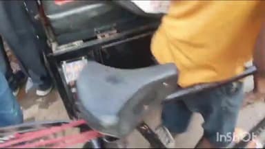 मिर्ज़ापुर: रेलवे स्टेशन रोड पर गुरुद्वारा के सामने बिना नंबर प्लेट के ई रिक्शा ने फुलकी चाट के ठेले पर मारा धक्का ठेला पलटा