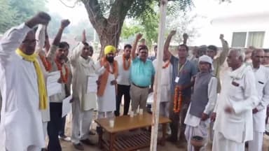 चरखी दादरी: बलकरा में आयोजित हुई आप कार्यकर्ताओं की बैठक, विधानसभा क्षेत्र प्रभारी ने नवनियुक्त ग्राम सचिवों को सौंपा नियुक्ति पत्र