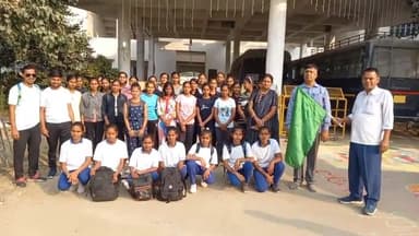 जमुई: दरभंगा में जिला स्तरीय बालिका वर्ग कबड्डी प्रतियोगिता में भाग लेने के लिए जमुई की टीम हुई रवाना