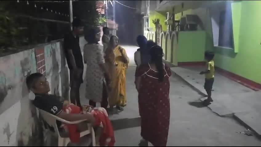 #भूकंप के #झटके #देवरिया में, #घरों से निकले लोग।
#earthquake