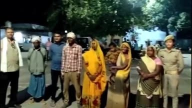 इकौना: इकौना बस स्टॉप पर लावारिस हालत में मिले 3 वर्षीय बच्चे को पुलिस ने किया परिजनों के सुपुर्द।