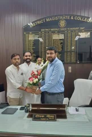 आज दीपक मीणा जी कुछ समय मैनपुरी सीडीओ के पद पर तैनात थे अब जिलाधिकारी #मेरठ बन गए हैं मैं कैप्टन कपिल जी पूर्व विधानसभा प्रत्याशी मेरठ शहर के साथ उन्हें गुलदस्ता करते हुए