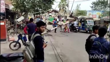 आरा: पुरानी पुलिस लाइन में डंपर की चपेट में आने से ट्रांसफार्मर सड़क पर गिरा कई लोगों की जान बची