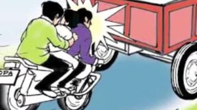 भिखारीपुर तिराहे के पास ट्रैक्टर स्कूटी में टक्कर एक घायल