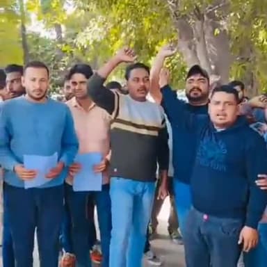 जगाधरी: डोर टू डोर कचरा उठाने वाले निगम कर्मचारियों ने लघु सचिवालय पर 3 महीने से सैलरी ना मिलने का आरोप लगाते हुए किया प्रदर्शन