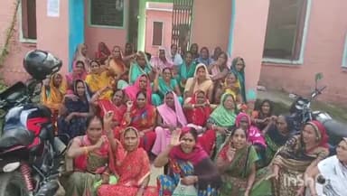 नुआंव: बीआरसी भवन में रसोईयों ने अपनी मांगों को लेकर अनिश्चितकालीन हड़ताल के दौरान किया धरना प्रदर्शन