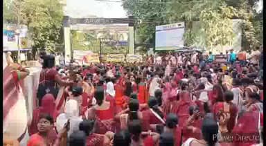 कहरा: समाहरणालय पर 5 सूत्रीय मांगों को लेकर जिले की आंगनवाड़ी सेविकाओं और सहायिकाओं ने दिया धरना