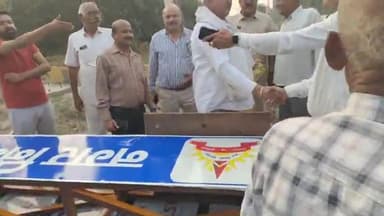 करनाल: सैक्टर 5    मोड़ पर  नगरनिगम के बोर्ड का विरोध वापिस टीम को भेजा , जेसीबी कार्यवाही रोकी