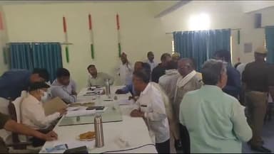 मड़ियाहू: मड़ियाहूं तहसील सभागार अपर जिला अधिकारी की अध्यक्षता में तहसील संपूर्ण समाधान दिवस का किया गया आयोजन।