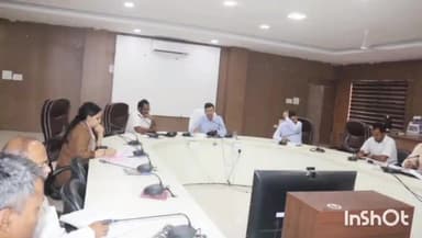 होशंगाबाद नगर: कलेक्ट्रेट कार्यालय में आयोजित बैठक में कलेक्टर ने मतदान कर्मियों के संबंध में अधिकारियों को दिए आवश्यक दिशा निर्देश