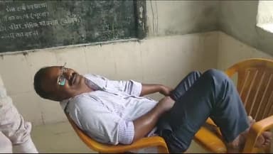 जौनपुर : कक्षा में सोते मिले शिक्षक का वीडियो वायरल, बरसठी के रसुलहा डाढ़ा प्राथमिक विद्यालय का मामला।