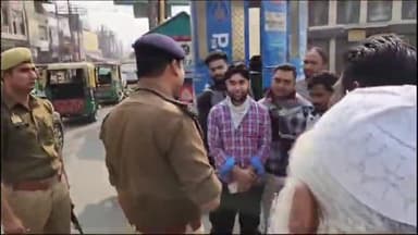 सहारनपुर: पुलिस अधीक्षक यातायात ने यातायात माह के दृष्टिगत घंटाघर चौराहे पर बिना हेलमेट वाहन चलाने वाले लोगो को किया जागरूक