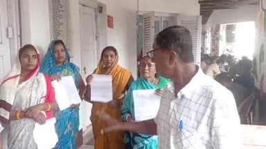 सड़क किनारे अतिक्रमण कर यूरिनल बनवाने वाली आरा नगर निगम प्रशासन ने गरीबों को उजाड़ने का तुगलकी फरमान जारी की.