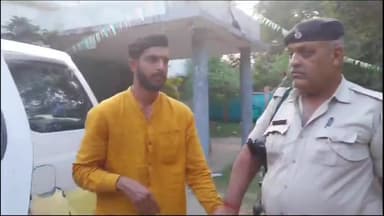 हज़ारीबाग: हजारीबाग नवाबगंज रोड स्थित छात्रा से  झपटा मारकर मोबाइल छीन रहे युवक को लोगो पकड़ा