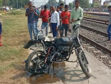 धनबाद रेल मंडल के लालगढ़ रेलवे स्टेशन पर अज्ञात बाइक को मालगाड़ी ने मारी टक्कर बाइक सवार दो युवक बाल बाल  फाटक नहीं होने
