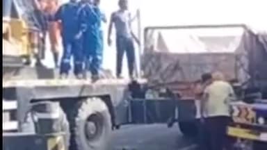 सिणधरी: भूंका भगतसिंह गांव के पास दो ट्रेलर वाहनों के बीच हुई टक्कर, मशक्कत के बाद दोनों वाहनों से चालकों को बाहर निकाला गया