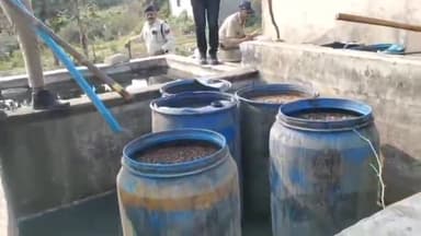 झांसी: उ.प्र व म.प्र की पुलिस टीम ने आबकारी के साथ प्रतापपुरा व अन्य जगह कबूतर डेरा पर मारा छापा,105 लीटर कच्ची शराब पकड़ी