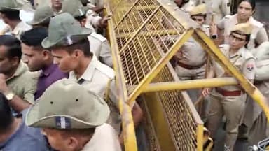 कोटा उत्तर प्रहलाद गुंजन नामकरण के लिए कलेक्टर कार्यालय दाख़िल