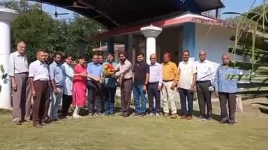 जबलपुर: रिज रोड स्थित स्पर्श कार्यालय में अवकाश के दिन भी पेंशनरों की सेवा में लगे कर्मचारी, विजन जबलपुर ने किया सम्मान