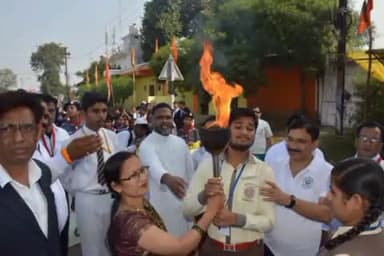 जबलपुर: मतदान का संदेश देने स्कूली बच्चों ने निकाली विशाल रैली माँ नर्मदा के तट गौरी घाट में बनाई वोट की आकृति