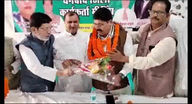 धनबाद/केंदुआडीह: कुसुम विहार स्थित राष्ट्रीय जनता दल के कार्यालय में पहुंचे प्रदेश प्रवक्ता कार्यकर्ताओं के साथ की बैठक