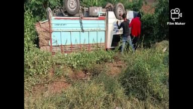 सारवां: भंडारो मोड़ के आगे कजरिया पुल के पास जूट का बोरा लदा एक मिनी ट्रक पलटा, जांच में जुटी पुलिस