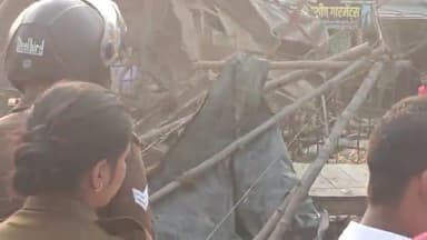 बलरामपुर समाचार उच्च न्यायालय के आदेश पर सखी कला चौराहे पर गरजा बुलडोजर बताते चलें आनंद प्रकाश आदि कि याचिका पर यह कार्रवाई हुई बताते चलें कि इस कार्रवाई के जद मैं नई की दुकान होटल की भट्टी आई जबकि याचिका करता ने तीन लोगों के नाम चिन्हित कि