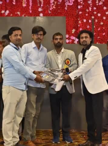 काशी मैक्स ट्रेडिंग के सी•एम•डी  आदरणीय आर•बी•प्रजापति जी द्वारा  किये गए आत्मीय स्वागत एवं अभिनन्दन से अभिभूत हूँ. इस अपार स्नेह व प्रेम के लिए कोटिशः आभार प्रकट करता हूँ....