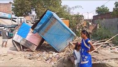 बलरामपुर: कोतवाली देहात क्षेत्र के शेखुई कला तिराहे पर प्रशासन ने अतिक्रमणकारियो पर की कार्यवाही